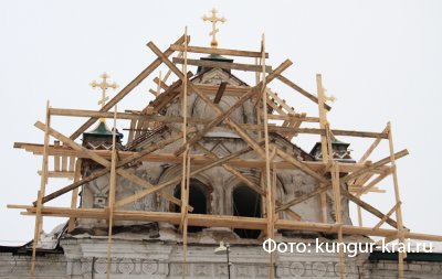 Над монастырем в Кунгуре через 95 лет после свержения вновь подняты кресты