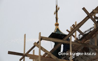 Над монастырем в Кунгуре через 95 лет после свержения вновь подняты кресты