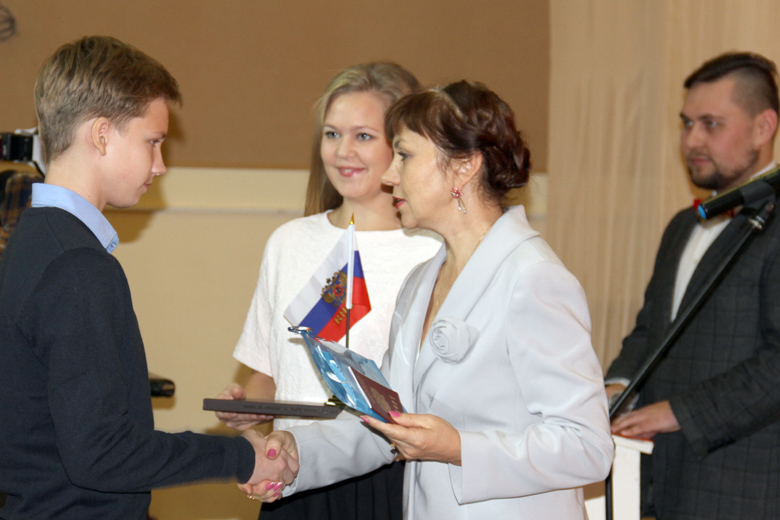 В День народного единства в Кунгуре вручили паспорта 14-летним гражданам России