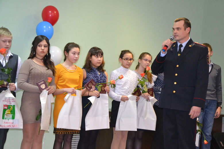 В День Конституции Российской Федерации в Кунгуре состоялось торжественное вручение паспортов
