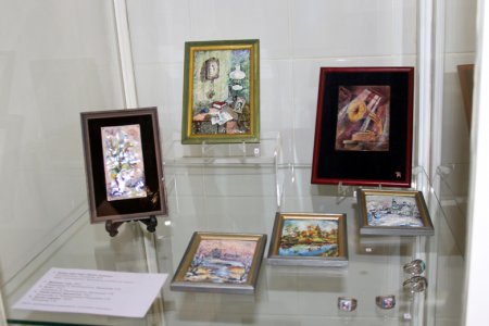 В Художественном музее города Кунгура открылась выставка художественной росписи по эмали