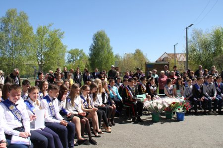 «Последний звонок» прозвенел 25 мая в школе №12 города Кунгура, фото