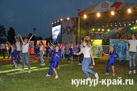 На закрытии Небесной ярмарки дети дарили свою энергию и позитивное настроение зрителям несмотря на дождь