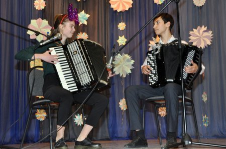 В ДШИ им. Р.Н.Розен города Кунгура поздравили жителей с наступающим праздником концертом «Новогоднее настроение»