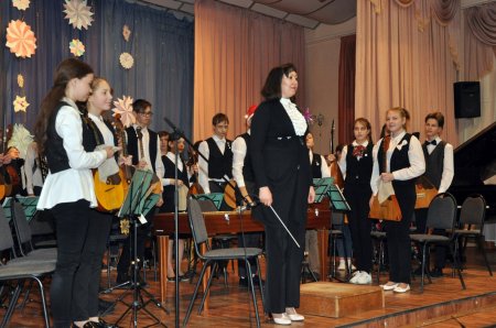 В ДШИ им. Р.Н.Розен города Кунгура поздравили жителей с наступающим праздником концертом «Новогоднее настроение»