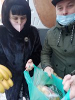 Полторы тонны фруктов получили сотрудники Кунгурской больницы в знак благодарности от семьи Высоцких